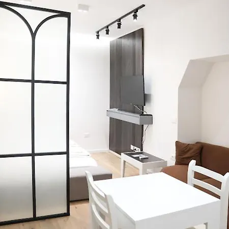 Central Apartment شقة تيرانا